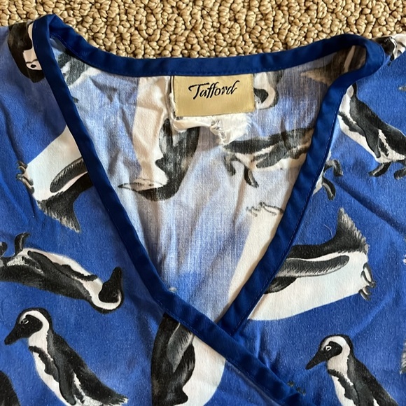 Scrub top with Penguins - Picture 2 of 4